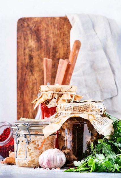 Świeże składniki na drewnianym stole